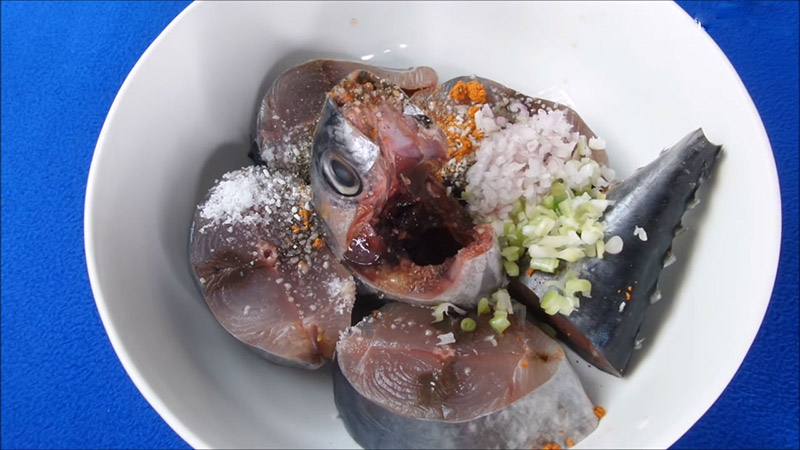 chế biến cá ngừ kho thơm
