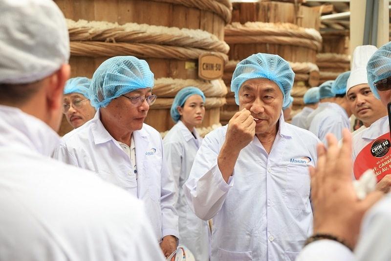 Khách tham quan tại nhà thùng nước mắm Nam Ngư